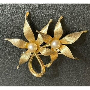 Vintage BOUCHER Floral Brooch Gold Tone Signed Pin Flower Faux Pearl Jewelry